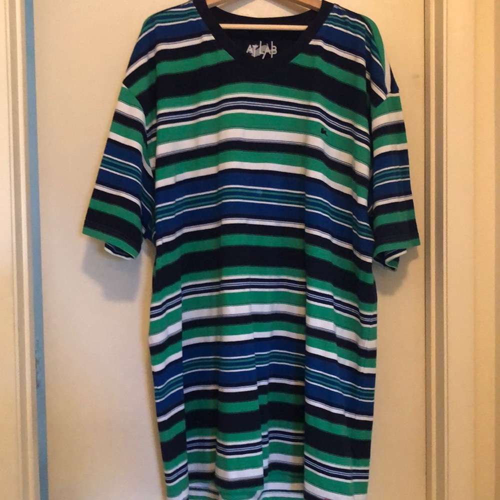 Men’s casual short sleeved shirt.